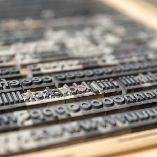 Bleitettern der Helvetica im Setzkasten