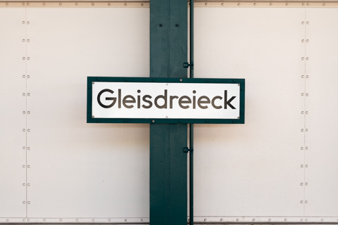 Hinweisschild U-Bahnhof Gleisdreieck
