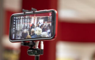 Bönnsche Köpp: Blick in ein Handy