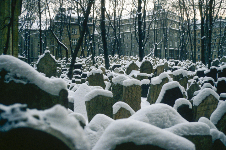 Grabsteine auf dem Alten Jüdischen Friedhof in Prag