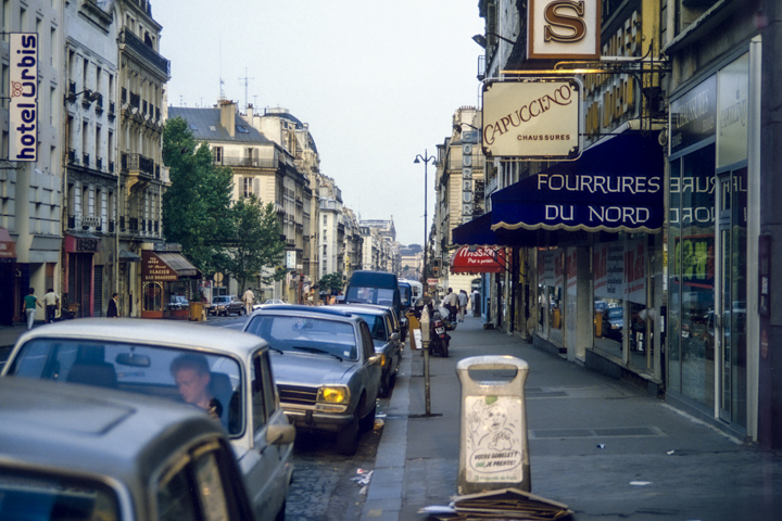 Eine Straße in Paris in der Nähe der Gare du Nord