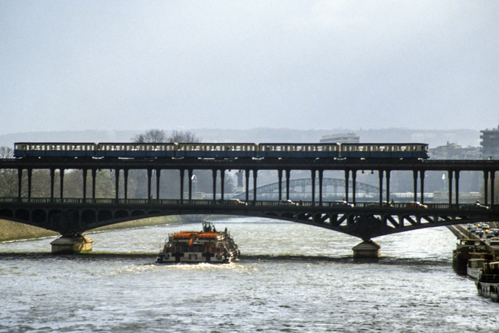 Metro auf einer Brücke über die Seine