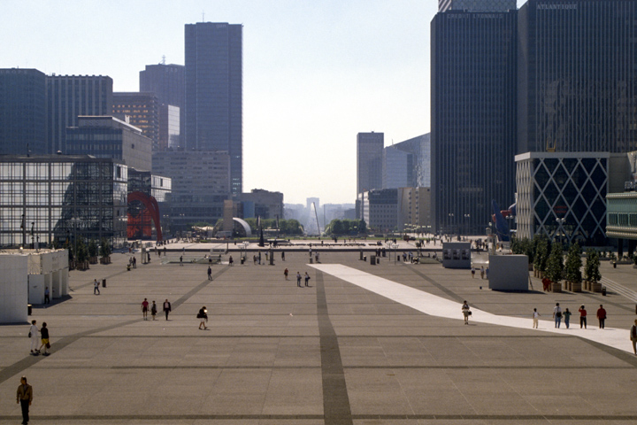 Paris: Blick von La Défense zum Arc de Triomphe
