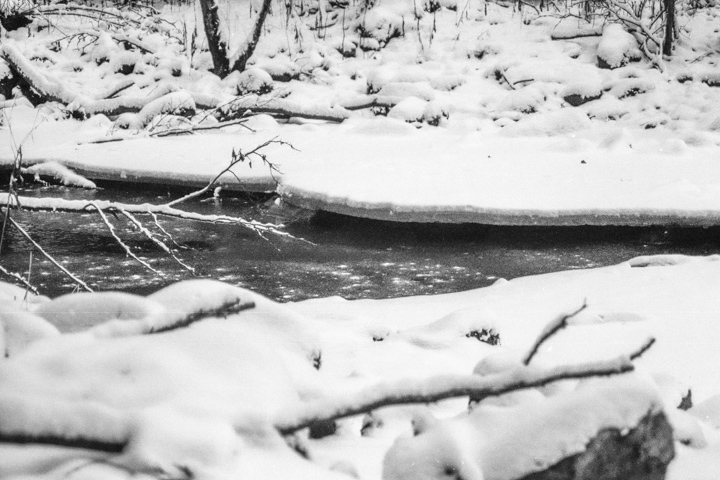 Ein Bach unter Eis und Schnee