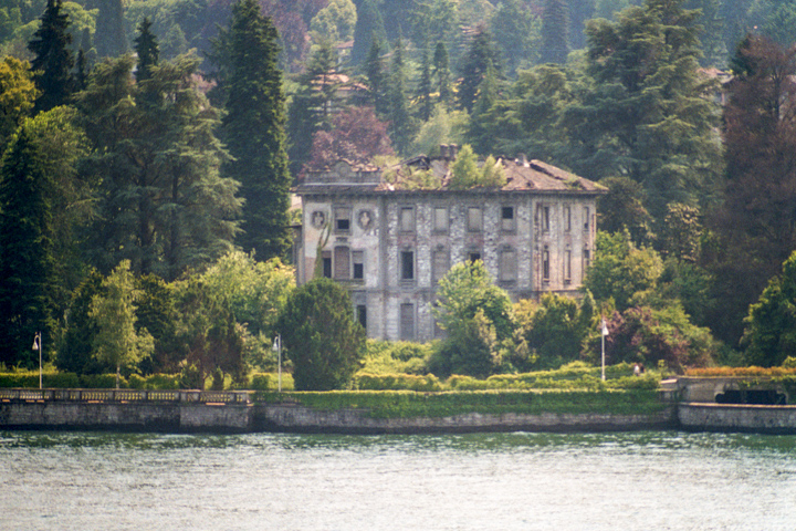 Ein verfallenen Haus am Ufer des Lago Maggiore
