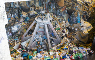 Der Krangreifer der MVA Bonn nimmt Müll auf.